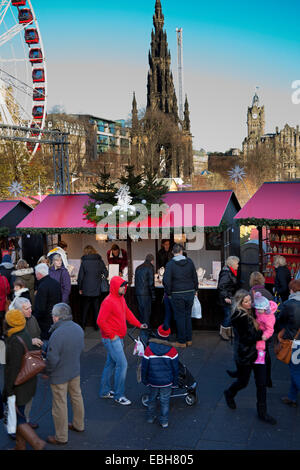 Marché de Noël d'Édimbourg Le monticule, avec grande roue en arrière-plan l'Ecosse UK Banque D'Images