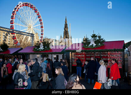 Marché de Noël d'Édimbourg Le monticule, avec grande roue en arrière-plan l'Ecosse UK Banque D'Images