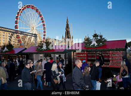 Marché de Noël d'Édimbourg Le monticule, avec grande roue en arrière-plan l'Ecosse UK Banque D'Images