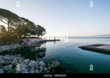 OPATIJA, CROATIE - avec la jeune fille : seagull statue avec la mer en arrière-plan. Statue par Zvonko voiture a transformé en Banque D'Images