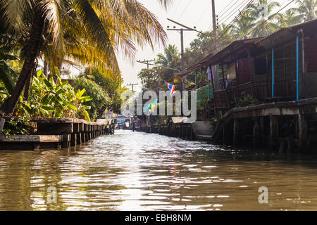 Des taudis d'un petit village au bord d'un canal dans la campagne thaïlandaise de Ratchaburi en Thaïlande, district Banque D'Images