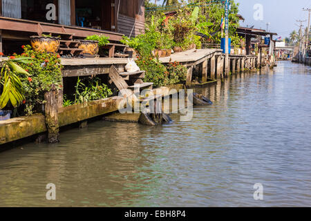 Des taudis d'un petit village au bord d'un canal dans la campagne thaïlandaise de Ratchaburi en Thaïlande, district Banque D'Images