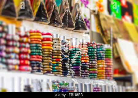 Un grand nombre de bracelets colorés en vente dans un magasin de souvenirs Banque D'Images