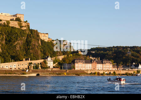 La forteresse Ehrenbreitstein sur colline du Rhin en soir soleil. Coblence, Rhénanie-Palatinat, Allemagne, Europe Banque D'Images