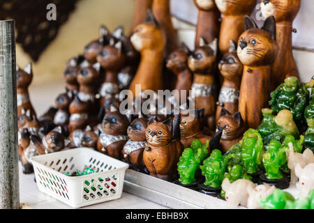 Sculptures en bois de style thaï cat en vente comme souvenirs dans une stalle de la marché flottant de Damnoen Saduak Banque D'Images