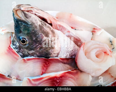 Tête de poisson Tilapia sur la tranche de poisson dans un style thaï. Banque D'Images