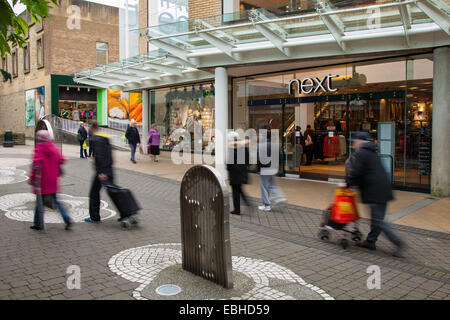 Burnley, Lancashire, UK, 1er décembre 2014. "Suivant" dans Curzon Street  Vendredi Noir Week-end dernier jour de pré-ventes de Noël à prix réduit dans la Charte Walk Shopping Centre. La première phase du réaménagement de la location Walk Shopping Centre à Burnley inclus la rénovation de la place du marché et la transformation des commerces le long d'un bord de la place. Le nouveau développement ont augmenté de 365 000 déjà le sqft center d'encore 28 000 sqft. Banque D'Images