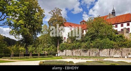 Knot Garden avec le château et le cloître Iburg, Allemagne, Rhénanie du Nord-Westphalie, région de Münster, Bad Iburg Banque D'Images