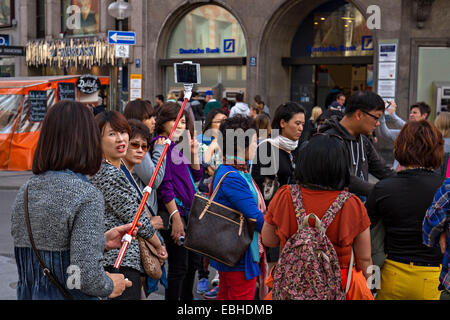 Groupe de touristes asiatiques, Marienplatz, Munich, Haute-bavière , l'Allemagne, de l'Europe. Banque D'Images