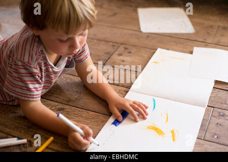 Jeune garçon dessin sur papier Banque D'Images