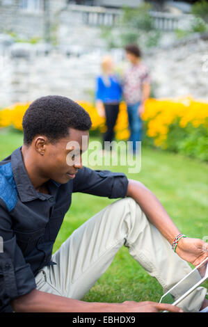 Student holding digital tablet Banque D'Images