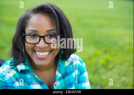 Jeune femme portant des lunettes, portrait Banque D'Images