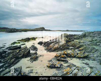 Rochers sur la plage, à l'île de Colonsay, Ecosse Banque D'Images