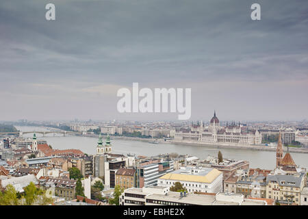 Skyline de Budapest à partir du bastion des pêcheurs par jour, le Parlement sur le Danube, la Hongrie Banque D'Images