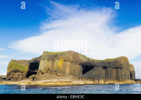 Île de Staffa et entrée à la Grotte de Fingall, Hébrides intérieures, côte ouest de l'Ecosse, Royaume-Uni Banque D'Images