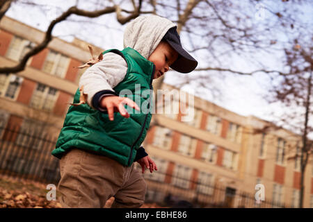 Boy playing in park, Brooklyn, New York, USA Banque D'Images