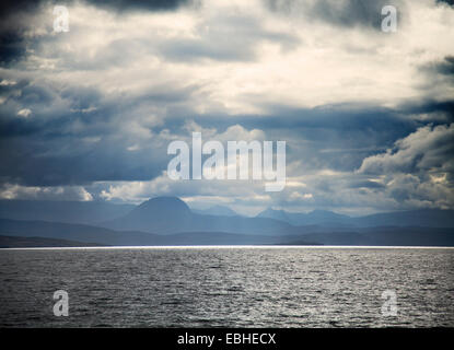 Nuages de tempête de rassemblement autour d'un loch de mer, Highland, Scotland Banque D'Images