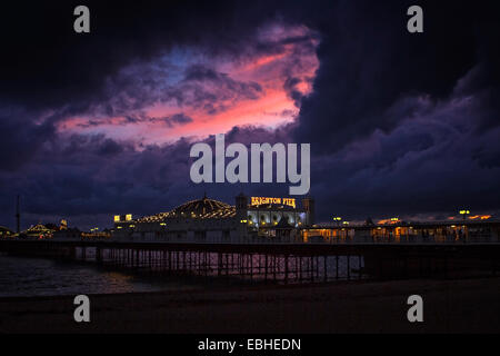 Les nuages de tempête et coucher de soleil sur la jetée de Brighton Banque D'Images