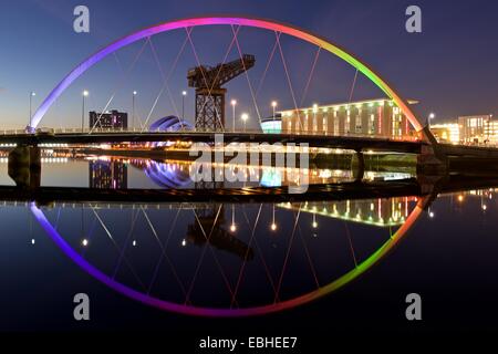 Image en couleur de l'arc et de Glasgow Clyde River front moderne pris sur une soirée encore Banque D'Images