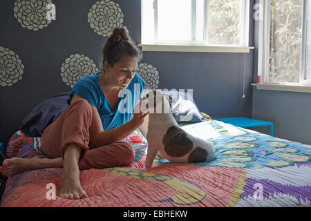 Woman petting dog Banque D'Images