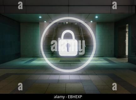 Un symbole de cadenas dans le hall d'immeuble de bureaux dans la nuit Banque D'Images