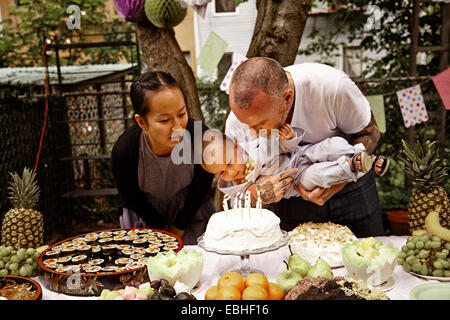 Les parents et l'enfant de sexe masculin ayant Birthday party in garden Banque D'Images