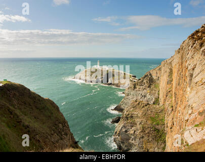 Vue sur phare de South Stack, Anglesey, au nord du Pays de Galles Banque D'Images