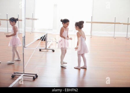 Deux ballerines enfant chatting in ballet school Banque D'Images