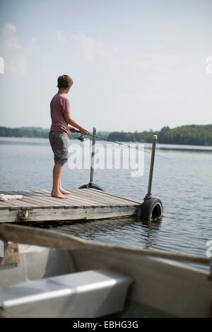 Teenage boy la pêche sur la jetée, lac Supérieur, Gwinn, Michigan, USA Banque D'Images