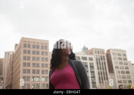 Low angle portrait of smiling woman, Detroit, Michigan, USA Banque D'Images