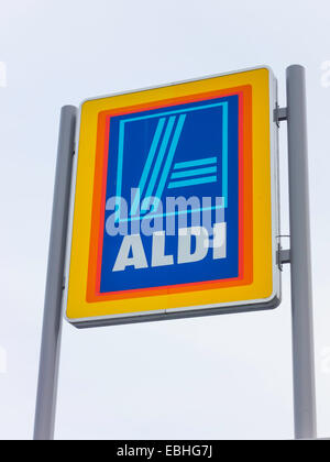 Inscrivez-vous à l'extérieur d'un supermarché à bas prix Aldi en Angleterre Banque D'Images