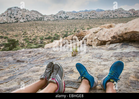 Les randonneurs de prendre de pause dans la montagne, le parc national Joshua Tree, California, US Banque D'Images