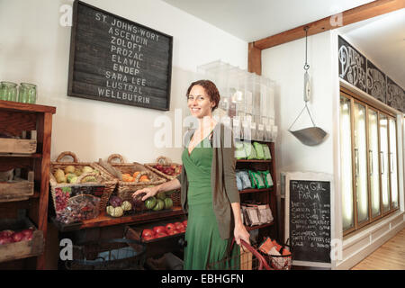 Female customer shopping in country store Banque D'Images