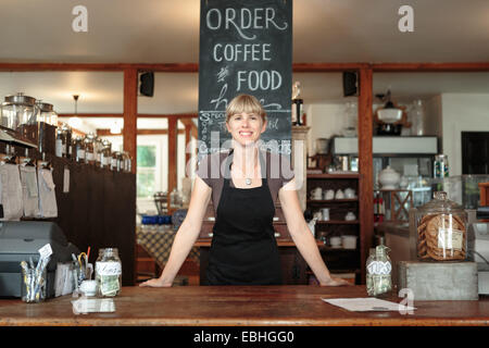 Portrait de femme shop assistant en country store cafe Banque D'Images