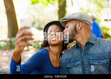 Couple taking selfies Banque D'Images