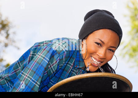 Jeune femme à boire de l'eau Fontaine Banque D'Images