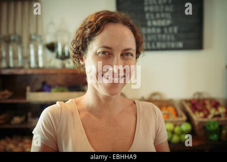 Portrait de femme shop assistant en country store Banque D'Images