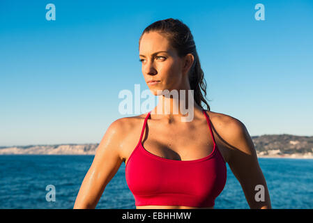 Portrait of young woman wearing sports top, on beach Banque D'Images