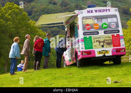 Les touristes obtenir la crème glacée La crème glacée de Van. Rydal Show Rydal Hall Ambleside Lake District Cumbria England UK Banque D'Images