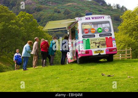 Les touristes obtenir la crème glacée La crème glacée de Van. Rydal Show Rydal Hall Ambleside Lake District Cumbria England UK Banque D'Images