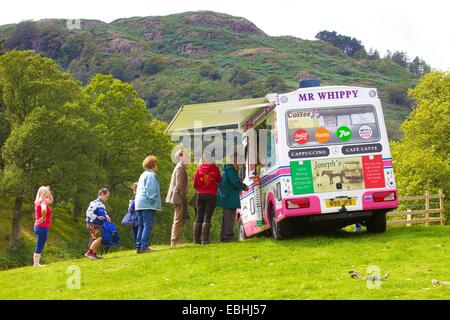 Les touristes obtenir la crème glacée La crème glacée de Van. Rydal Show Rydal Hall Ambleside Lake District Cumbria England UK Banque D'Images