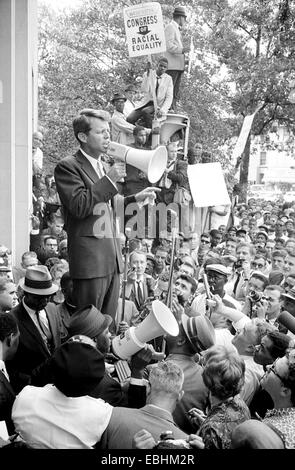 ROBERT F Kennedy à titre de procureur général prend la parole à un rallye corte en dehors de la Ministère de la Justice le 14 juin 1963. Photo : Warren K. Leffer Banque D'Images