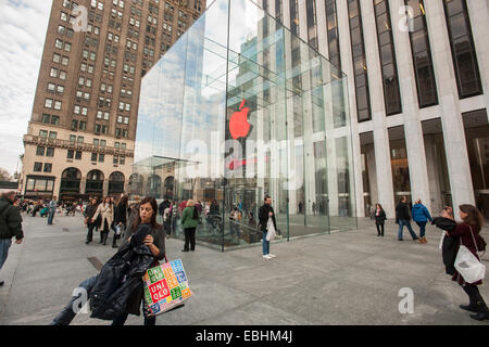 New York City, USA. 06Th Nov, 2014. L'Apple Store de la Cinquième Avenue à New York, présente son logo lumineux en rouge marquant la Journée mondiale du sida, le lundi, Décembre 1, 2014. Une partie des profits de chaque produit vendu aujourd'hui financeront (ROUGE), une organisation qui est dans la lutte contre le SIDA. Crédit : Richard Levine/Alamy Live News Banque D'Images