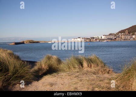 Ville de Barmouth, Pays de Galles. La fin de l'automne vue pittoresque de port et l'estuaire de Barmouth. Banque D'Images