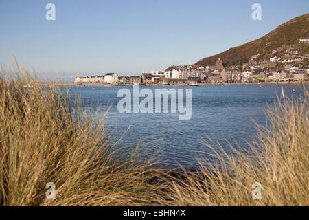 Ville de Barmouth, Pays de Galles. La fin de l'automne vue pittoresque de port et l'estuaire de Barmouth. Banque D'Images