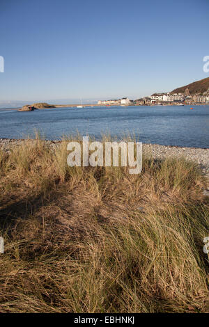 Ville de Barmouth, Pays de Galles. La fin de l'automne vue pittoresque de port et l'estuaire de Barmouth. Banque D'Images