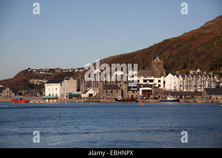 Ville de Barmouth, Pays de Galles. La fin de l'automne vue pittoresque de port et l'estuaire de Barmouth. Banque D'Images