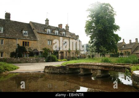 Lower Slaughter, rivière Eye, passage à niveau, Cotswolds Banque D'Images