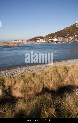 Ville de Barmouth, Pays de Galles. La fin de l'automne vue pittoresque de port et l'estuaire de Barmouth. Banque D'Images