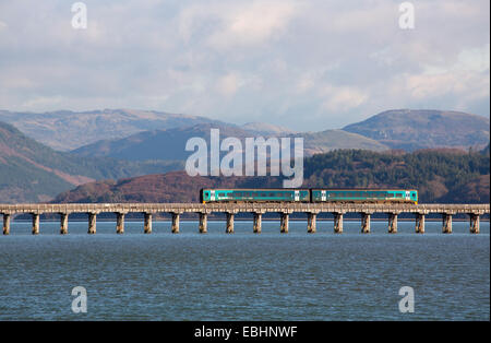 Ville de Barmouth, Pays de Galles. La fin de l'automne vue du pont avec un train arriva de Morfa Mawddach à Barmouth. Banque D'Images